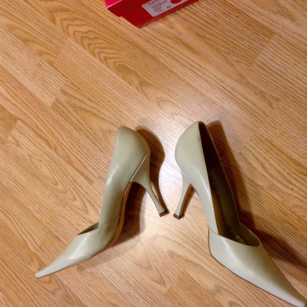 BCBGirls Pumps Heels. Cream/Wheat/Neutral color. NEW!  Unique cut! - Picture 4 of 8